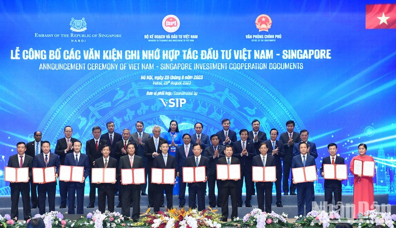 Los dos premieres presencian la entrega de licencias para el despliegue del modelo de Parque Industrial Vietnam-Singapur (VSIP) en más localidades vietnamitas.