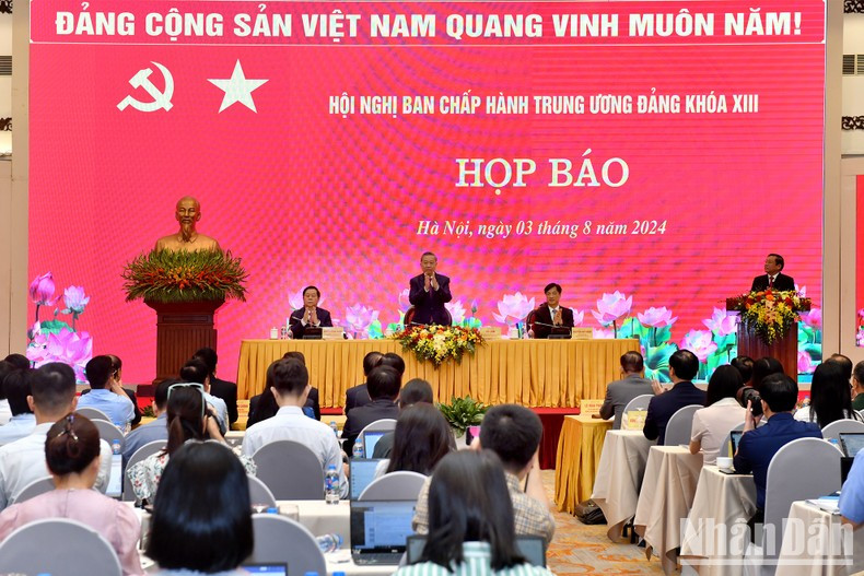 El secretario general del PCV y presidente de Vietnam, To Lam, conduce la conferencia de prensa. El secretario general del PCV y presidente de Vietnam, To Lam, conduce la conferencia de prensa.