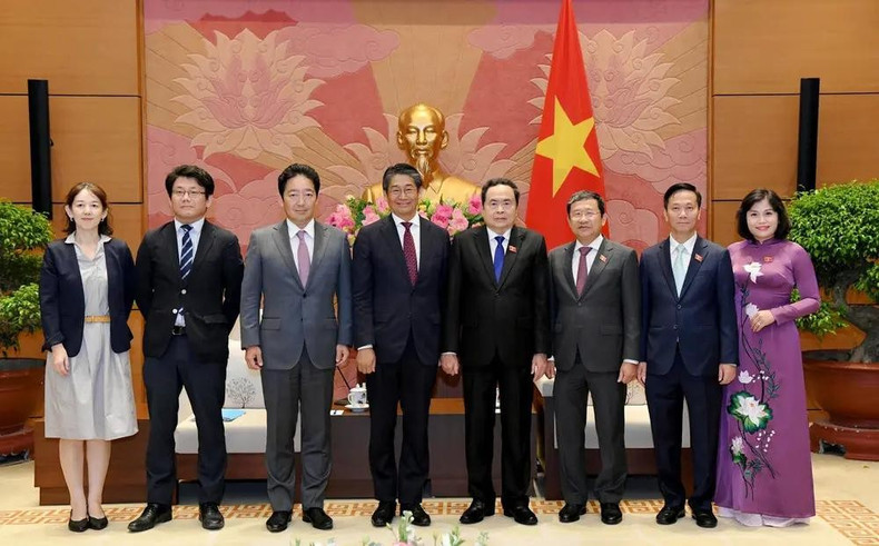El presidente de la Asamblea Nacional de Vietnam, Tran Thanh Man; el embajador de Japón en el país, Ito Naoki, y delegados en una reunión en la sede de la AN en Hanói. (Fotografía: VNA)