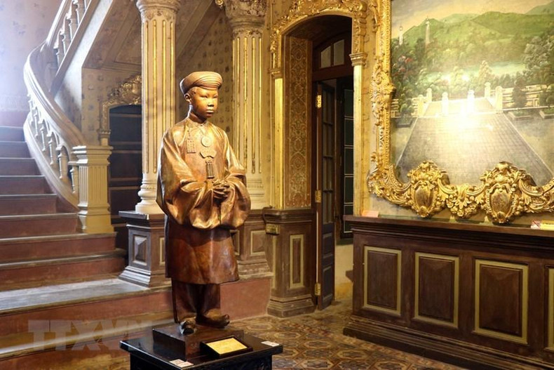 La estatua del Príncipe heredero Nguyen Phuc Vinh Thuy (rey Bao Dai) en el palacio de An Dinh. La estatua del Príncipe heredero Nguyen Phuc Vinh Thuy (rey Bao Dai) en el palacio de An Dinh.