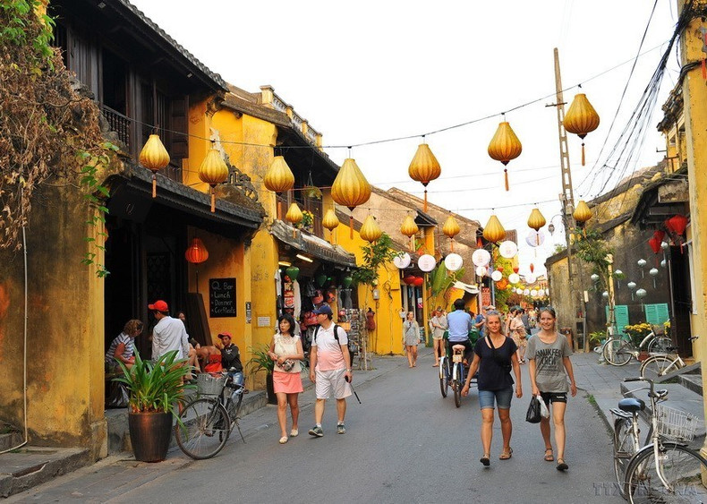 La antigua ciudad de Hoi An tiene una belleza remota y pacífica. Ubicada cerca del río Thu Bon, la urbe dispone de una arquitectura única, influenciada por Japón y China y aún conserva su belleza ancestral. La antigua ciudad de Hoi An tiene una belleza remota y pacífica. Ubicada cerca del río Thu Bon, la urbe dispone de una arquitectura única, influenciada por Japón y China y aún conserva su belleza ancestral.