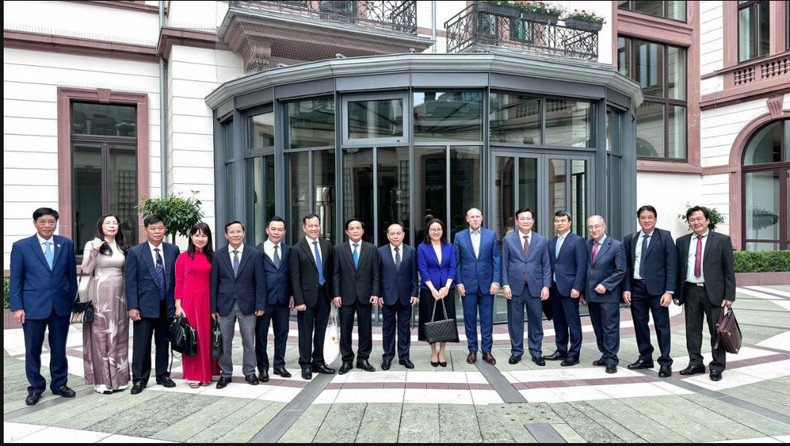 Los delegados vietnamitas se reúnen con funcionarios del estado de Hesse. (Fotografía: baoquocte.vn) Los delegados vietnamitas se reúnen con funcionarios del estado de Hesse. (Fotografía: baoquocte.vn)