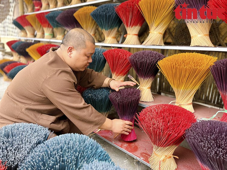 Según la gente local, las instalaciones de producción de incienso operan durante todo el año, sin embargo, en los días festivos del Tet, el ambiente de trabajo se vuelve más concurrido. Según la gente local, las instalaciones de producción de incienso operan durante todo el año, sin embargo, en los días festivos del Tet, el ambiente de trabajo se vuelve más concurrido.