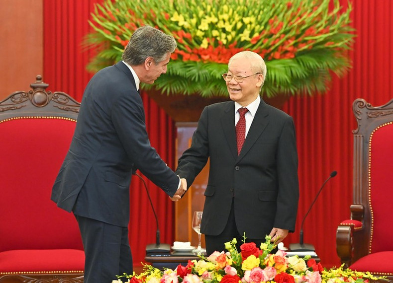 El máximo dirigente partidista de Vietnam da la bienvenida al jefe de la diplomacia de Estados Unidos, quien está de visita en el país indochino hasta mañana.