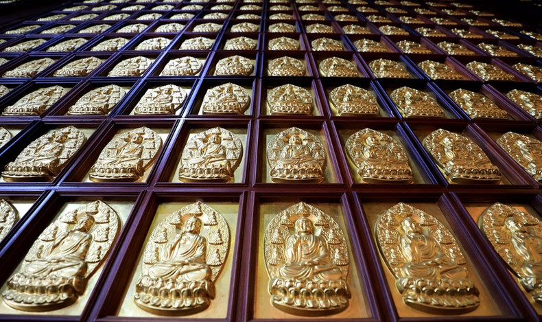 Pared con un diseño sofisticado en la sala principal de la pagoda de Khai Doan.