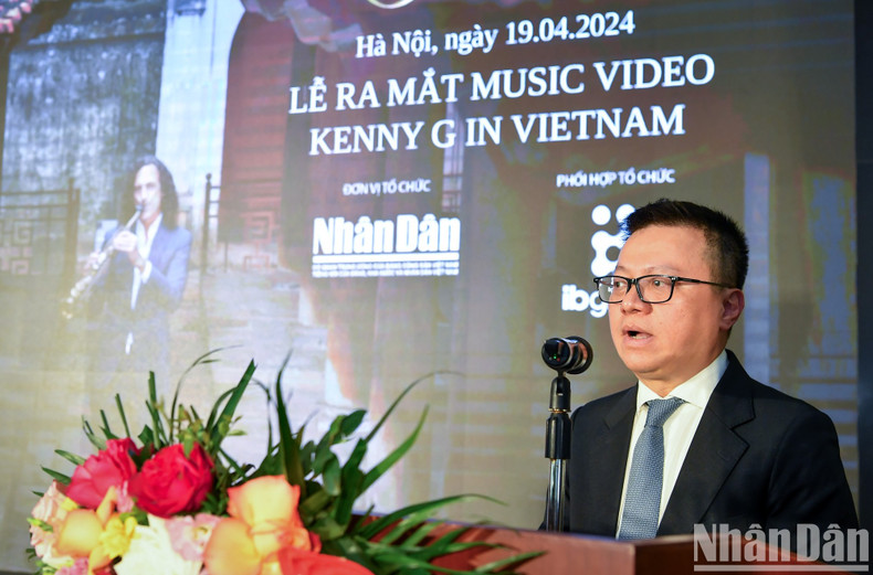 El presidente-editor de Nhan Dan, Le Quoc Minh, interviene en el evento.