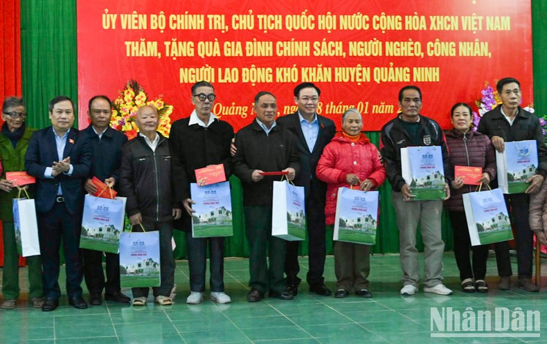 Dinh Hue y el secretario del Comité del Partido Comunista de Vietnam en Quang Binh, Vu Dai Thang, otorgan obsequios a los necesitados. Dinh Hue y el secretario del Comité del Partido Comunista de Vietnam en Quang Binh, Vu Dai Thang, otorgan obsequios a los necesitados.