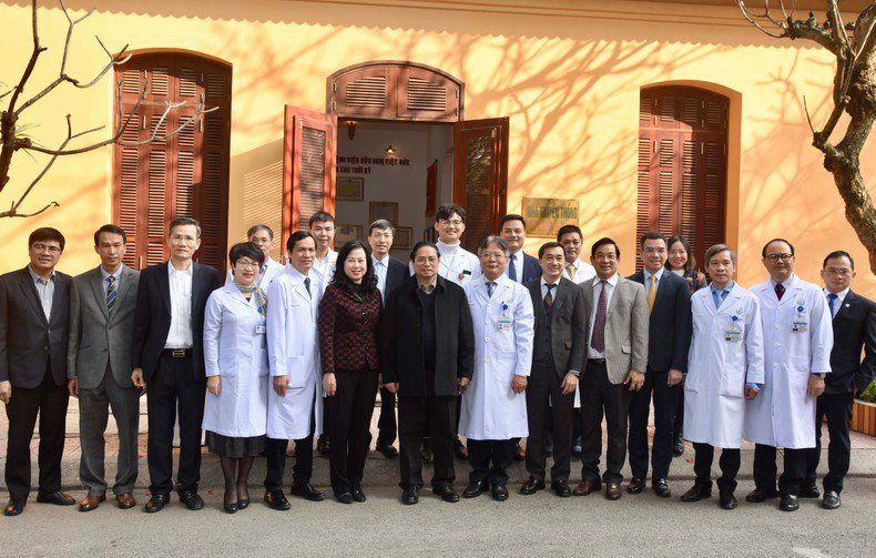 El primer ministro posa junto con médicos y empleados en el Hospital de Amistad Vietnam-Alemania. El primer ministro posa junto con médicos y empleados en el Hospital de Amistad Vietnam-Alemania.