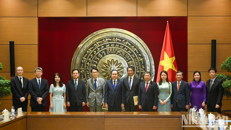 Los delegados posan para una foto. Los delegados posan para una foto.