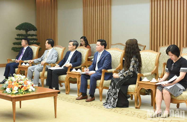 Representantes del Gobierno anfitrión.