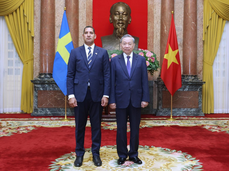 El secretario general del Partido Comunista y presidente de Vietnam, To Lam, y el embajador sueco, Johan Ndisi. (Fotografía: VNA)
