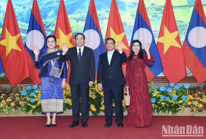 Minh Chinh y su esposa posan para fotografías con la pareja del Primer Ministro de Laos. Minh Chinh y su esposa posan para fotografías con la pareja del Primer Ministro de Laos.