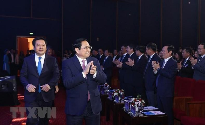 El dirigente llega al lugar del evento.