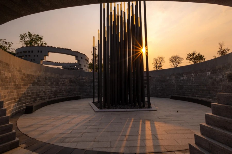 El lago conmemorativo semicircular simboliza la pupila del ojo del soldado cuando cae. Las 56 lámparas colocadas en el medio representan los 56 días y noches de feroz combate de la campaña de Dien Bien Phu. El lago conmemorativo semicircular simboliza la pupila del ojo del soldado cuando cae. Las 56 lámparas colocadas en el medio representan los 56 días y noches de feroz combate de la campaña de Dien Bien Phu.