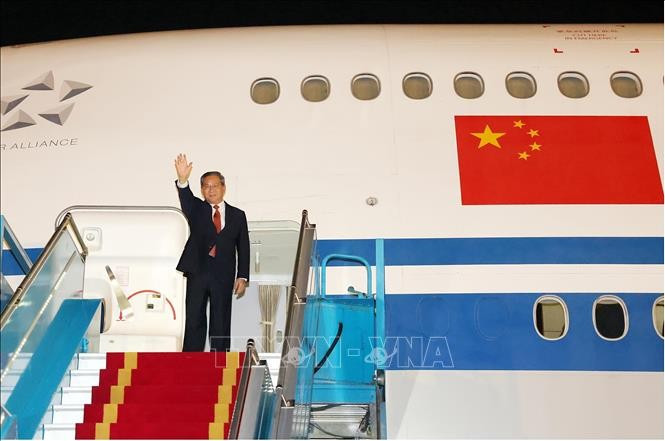El primer ministro de China, Li Qiang, llega al Aeropuerto Internacional de Noi Bai. El primer ministro de China, Li Qiang, llega al Aeropuerto Internacional de Noi Bai.