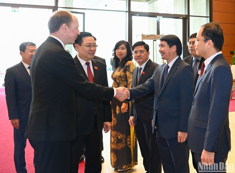 El dirigente finlandés recibido por diputados anfitriones.