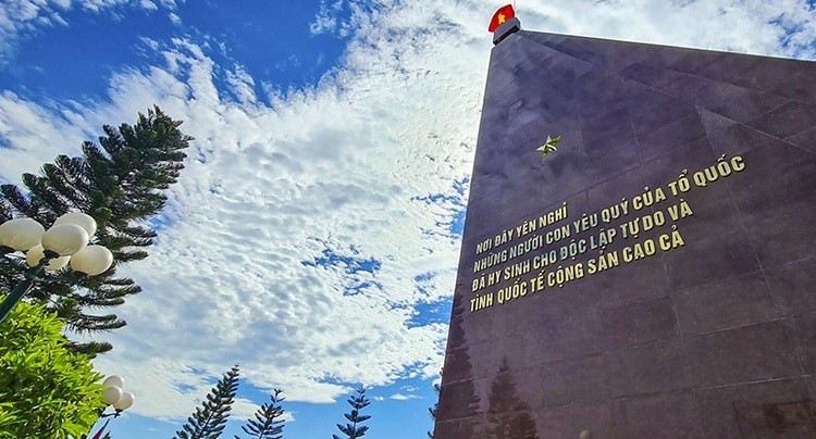 Además de los soldados que murieron en las dos guerras de resistencia contra los colonialistas franceses y los imperialistas estadounidenses, este es también el lugar de descanso de muchos combatientes voluntarios vietnamitas que participaron en las misiones internacionales en Laos y Camboya.