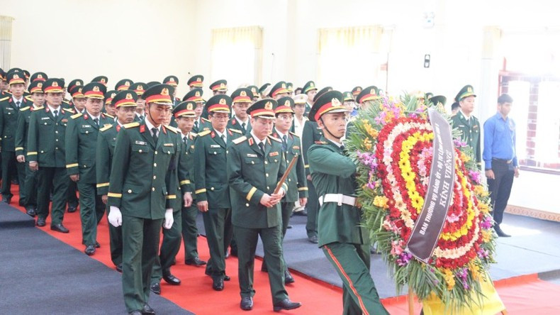 La delegación de la Junta Permanente del Comité del Partido y el Alto Mando de la Región Militar 5 encabezada por el general de brigada Le Ngoc Hai, comandante de ese enclave militar, avanza al lugar del acto. La delegación de la Junta Permanente del Comité del Partido y el Alto Mando de la Región Militar 5 encabezada por el general de brigada Le Ngoc Hai, comandante de ese enclave militar, avanza al lugar del acto.
