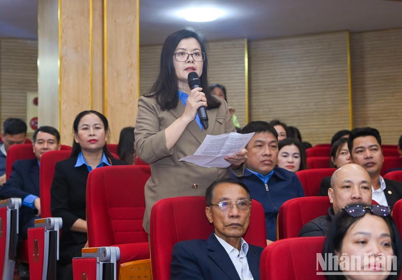 Una votante del distrito de Duong Kinh aporta sus opiniones.