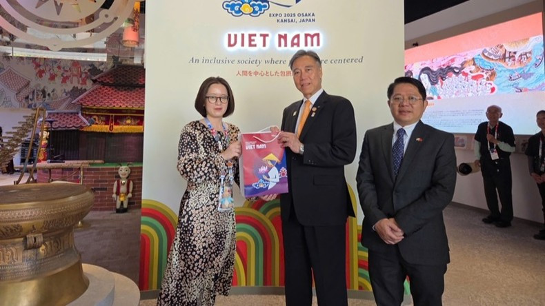 El gobernador de la prefectura nipona de Nagano, Shuichi Abe, y el cónsul general de Vietnam en Osaka, Ngo Trinh Ha, recorren el pabellón del país indochino en la EXPO 2025. (Fotografía: Nhan Dan)