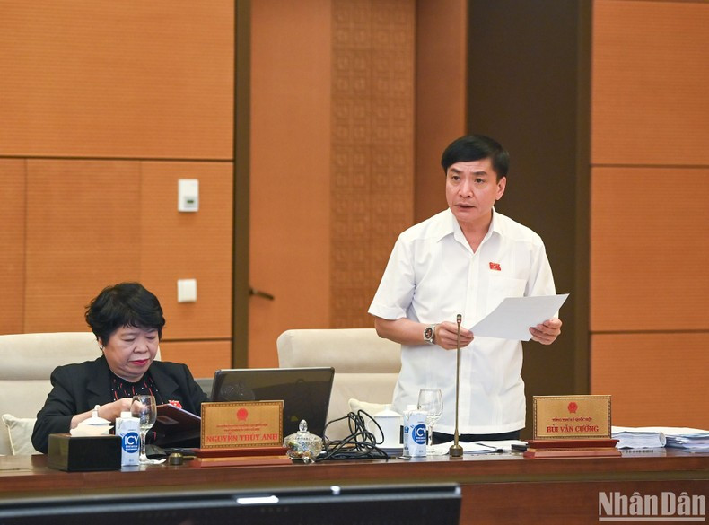 El secretario general y presidente de la Oficina Parlamentaria, Bui Van Cuong.
