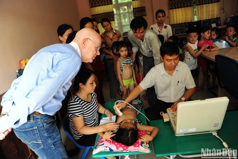 El profesor Erich Johann Lejeune y médicos del Hospital de Da Nang realizan un reconocimiento cardiaco a niños en la comuna de Hoa Phu, en el distrito de Hoa Vang, Da Nang, en 2018. (Fotografía: Anh Dao)