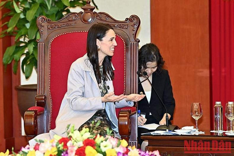 La premier de Nueva Zelanda interviene en la reunión.