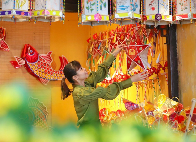 La exposición de las lámparas del Medio Otoño forma un espacio atractivo para los niños. La exposición de las lámparas del Medio Otoño forma un espacio atractivo para los niños.
