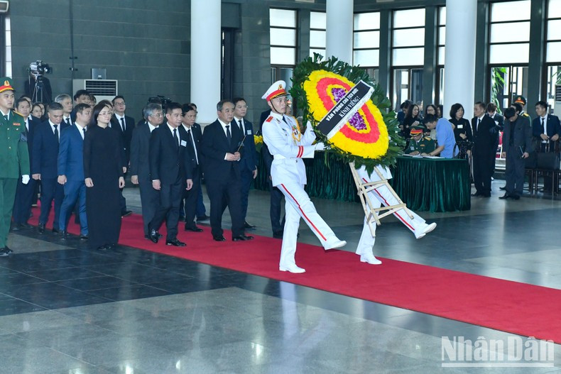 La delegación de la Oficina Presidencial, encabezada por el miembro del Comité Central del PCV y jefe de la Oficina Presidencial, Le Khanh Hai, rinde homenaje al secretario general Nguyen Phu Trong.