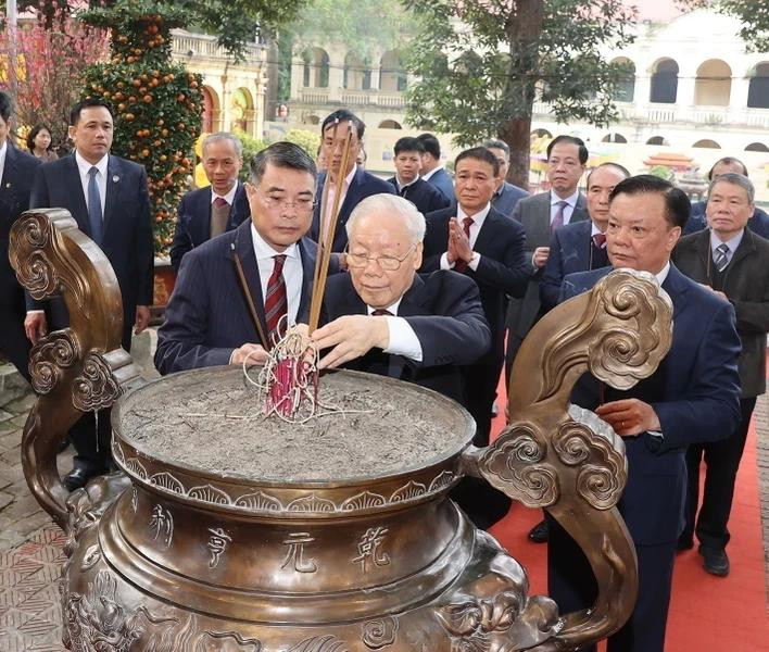 El máximo dirigente partidista de Vietnam coloca inciensos en el Palacio de Kinh Thien. El máximo dirigente partidista de Vietnam coloca inciensos en el Palacio de Kinh Thien.