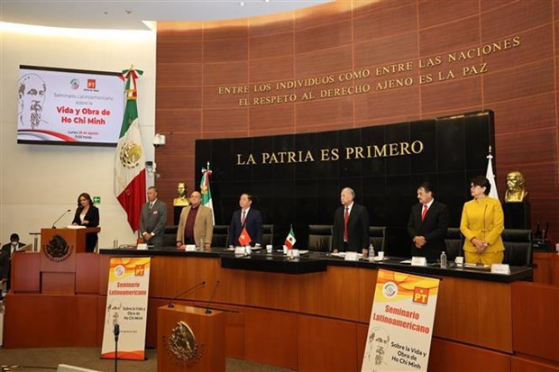 El miembro del Secretariado del Comité Central del PCV y jefe de su Comisión de Comunicación y Educación, Nguyen Trong Nghia, participa en un seminario sobre el Presidente Ho Chi Minh en el marco de la visita. (Fotografía: VNA)