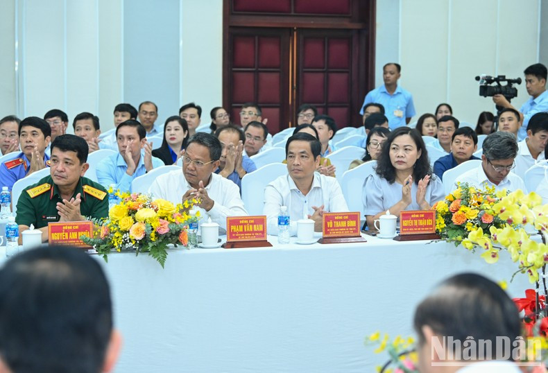 Participaron miembros clave del personal administrador de Binh Thuan.