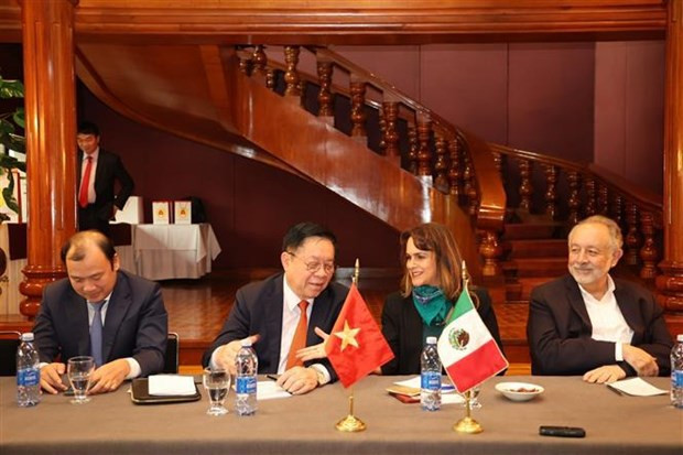El miembro del Secretariado del Comité Central del PCV y jefe de su Comisión de Comunicación y Educación, Nguyen Trong Nghia, se reúne con la presidenta de la Comisión de Relaciones Exteriores del PRI de México, Sofía Carvajal. (Fotografía: VNA)
