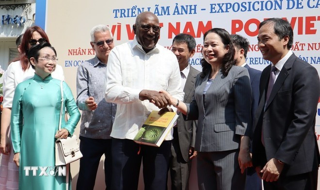 La vicepresidenta de Vietnam, Vo Thi Anh Xuan (segunda a la derecha), entrega un recuerdo a Salvador Valdés Mesa, miembro del Buró Político y vicepresidente de Cuba. (Fotografía: VNA)