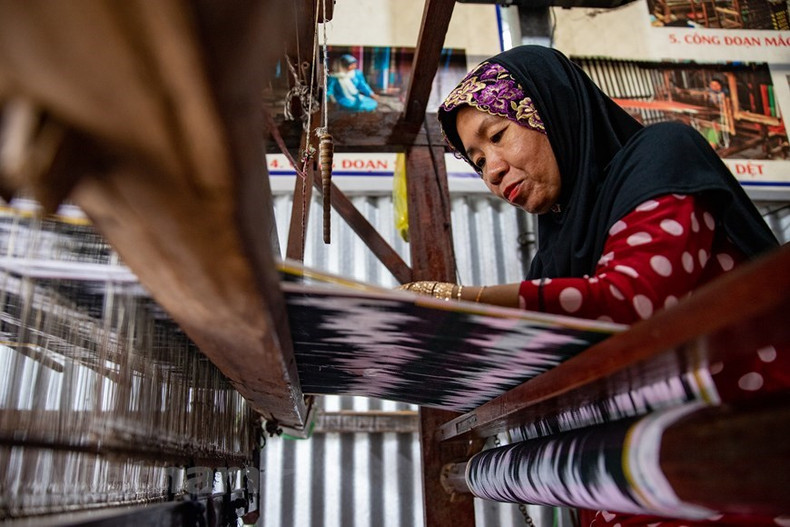 Se trata de un símbolo de orgullo y también una belleza cultural tradicional indispensable en la vida material y espiritual del pueblo étnico Cham. Se trata de un símbolo de orgullo y también una belleza cultural tradicional indispensable en la vida material y espiritual del pueblo étnico Cham.