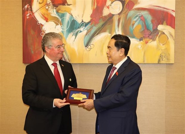 El vicepresidente permanente de la Asamblea Nacional de Vietnam, Tran Thanh Man, con Filipe Leite de Sousa, representante de la Federación Vietnamita de Artes Marciales Tradicionales en Portugal. El vicepresidente permanente de la Asamblea Nacional de Vietnam, Tran Thanh Man, con Filipe Leite de Sousa, representante de la Federación Vietnamita de Artes Marciales Tradicionales en Portugal.