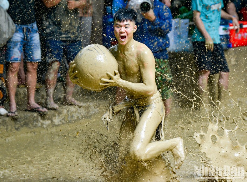 El balón está hecho de madera y pesa casi 20 kilógramos. El balón está hecho de madera y pesa casi 20 kilógramos.