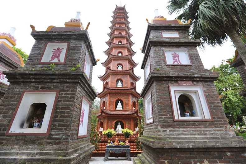 La estupa de Luc Do Dai Sen, con 11 pisos de altura en la pagoda de Tran Quoc. La estupa de Luc Do Dai Sen, con 11 pisos de altura en la pagoda de Tran Quoc.