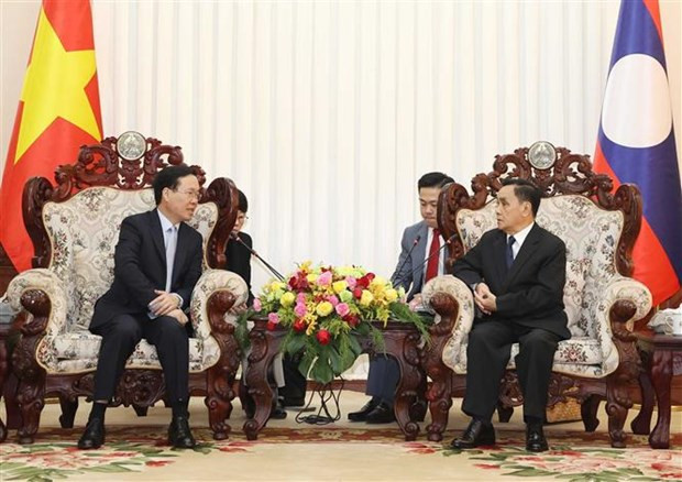 Panorama del encuentro entre el presidente de Vietnam, Vo Van Thuong, y el exprimer ministro de Laos, Thongsing Thammavong. (Fotografía: VNA) Panorama del encuentro entre el presidente de Vietnam, Vo Van Thuong, y el exprimer ministro de Laos, Thongsing Thammavong. (Fotografía: VNA)