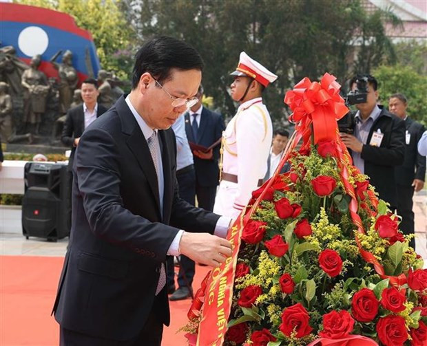 Van Thuong coloca ofrendas florales en el Monumento dedicado al extinto presidente laosiano Kaysone Phomvihane. (Fotografía: VNA) Van Thuong coloca ofrendas florales en el Monumento dedicado al extinto presidente laosiano Kaysone Phomvihane. (Fotografía: VNA)