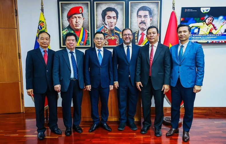 El canciller venezolano, Yván Gil Pinto, recibe a la delegación de la VUFO. (Fotografía: Embajada de Vietnam en Venezuela) El canciller venezolano, Yván Gil Pinto, recibe a la delegación de la VUFO. (Fotografía: Embajada de Vietnam en Venezuela)