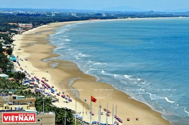 Ba Ria-Vung Tau tiene muchas playas hermosas y prístinas. Ba Ria-Vung Tau tiene muchas playas hermosas y prístinas.