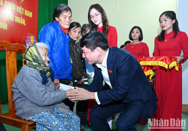 El secretario general de la Asamblea Nacional y jefe de la Oficina Parlamentaria, Bui Van Cuong, en la actividad. El secretario general de la Asamblea Nacional y jefe de la Oficina Parlamentaria, Bui Van Cuong, en la actividad.