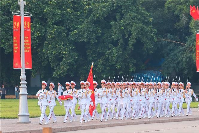 La unidad desfila hacia el lugar del acto.