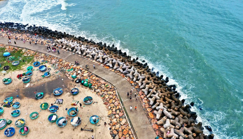 El sinuoso camino que conduce al mar es sumamente poético.