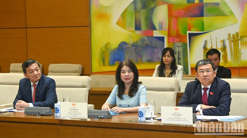 El jefe de la Comisión de Relaciones Exteriores de la Asamblea Nacional de Vietnam, Vu Hai Ha (primero a la derecha) en la cita. El jefe de la Comisión de Relaciones Exteriores de la Asamblea Nacional de Vietnam, Vu Hai Ha (primero a la derecha) en la cita.