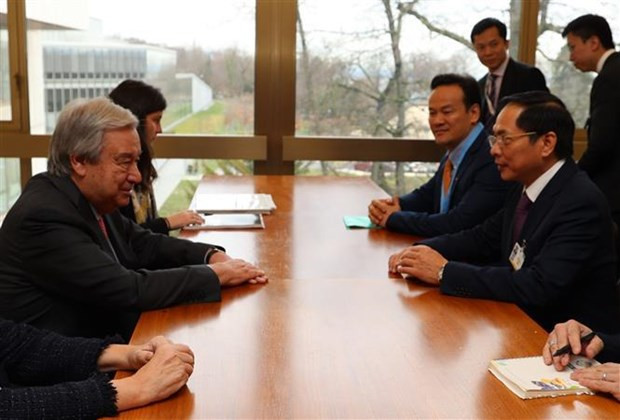 El ministro de Relaciones Exteriores de Vietnam, Bui Thanh Son, conversa con el secretario general de la ONU, Antonio Guterres. (Fotografía: VNA)