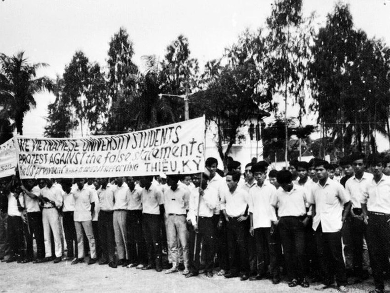 Estudiantes de Hue protestan contra los imperialistas estadounidenses y sus lacayos traidores de Thieu-Ky que reprimen brutalmente la lucha del pueblo de Da Nang, exigiendo que Estados Unidos regresara a casa y derrocara al régimen del gobierno títere (abril de 1966).