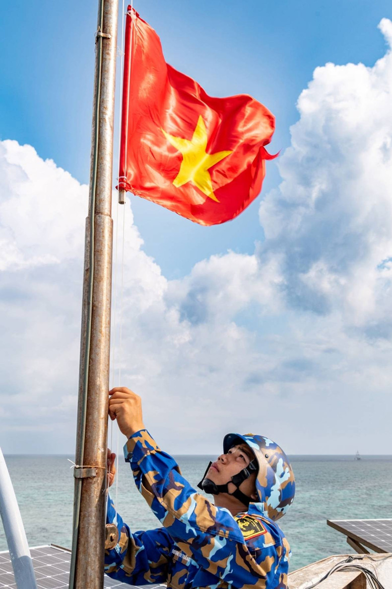 Izamiento de bandera en el archipiélago de Truong Sa (Spratly). (Fotografía: qdnd.vn)