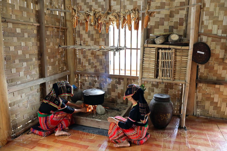 Las mujeres de la etnia Cong usan los trajes tradicionales durante festivales importantes.